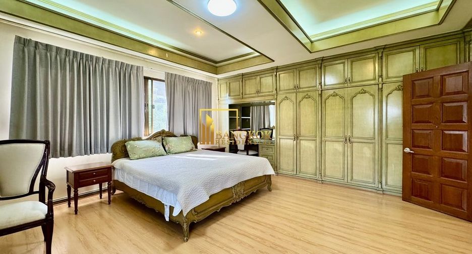 For rent 3 bedrooms townhouse in Phra Khanong, Bangkok