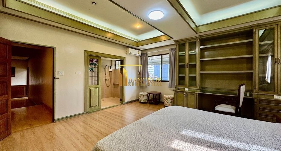 For rent 3 bedrooms townhouse in Phra Khanong, Bangkok