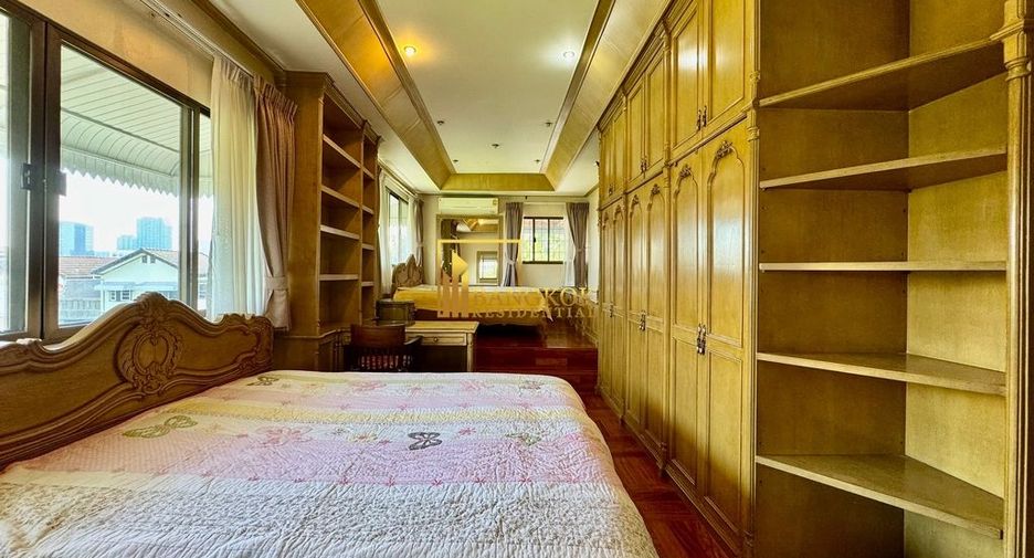 For rent 3 bedrooms townhouse in Phra Khanong, Bangkok