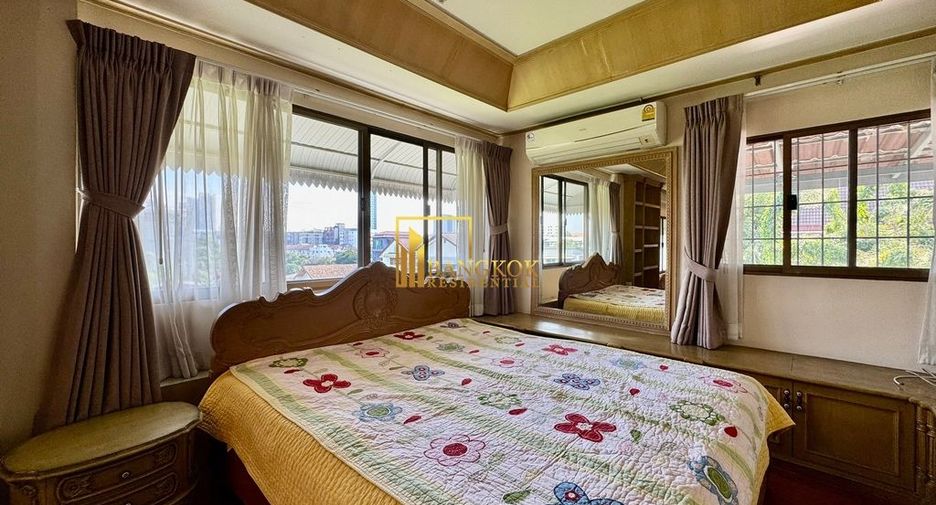 For rent 3 bedrooms townhouse in Phra Khanong, Bangkok