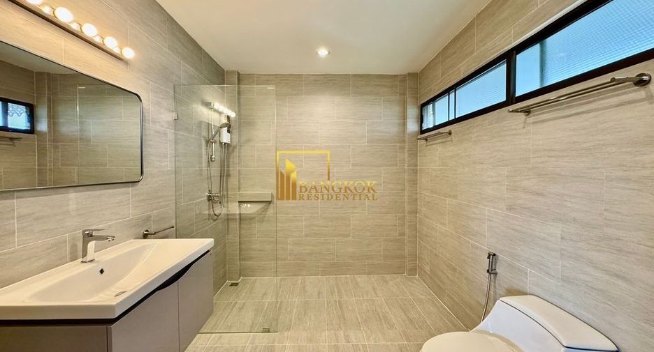For rent 3 bedrooms townhouse in Phra Khanong, Bangkok