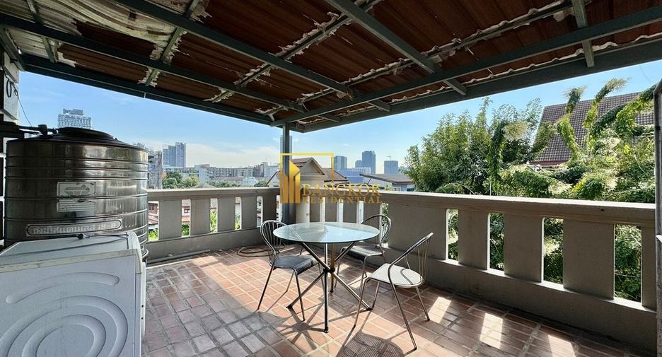 For rent 3 bedrooms townhouse in Phra Khanong, Bangkok