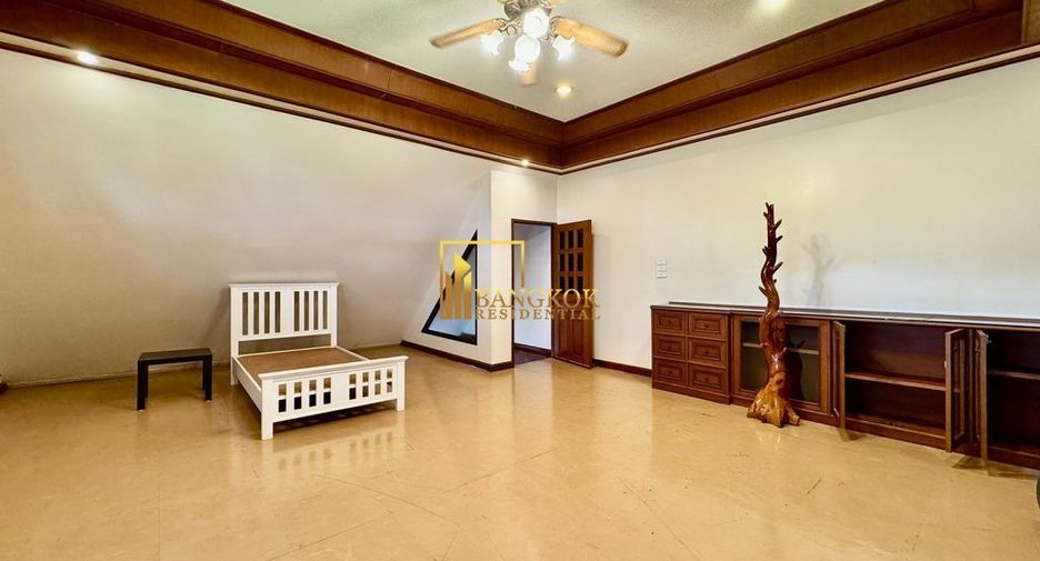 For rent 3 bedrooms townhouse in Phra Khanong, Bangkok