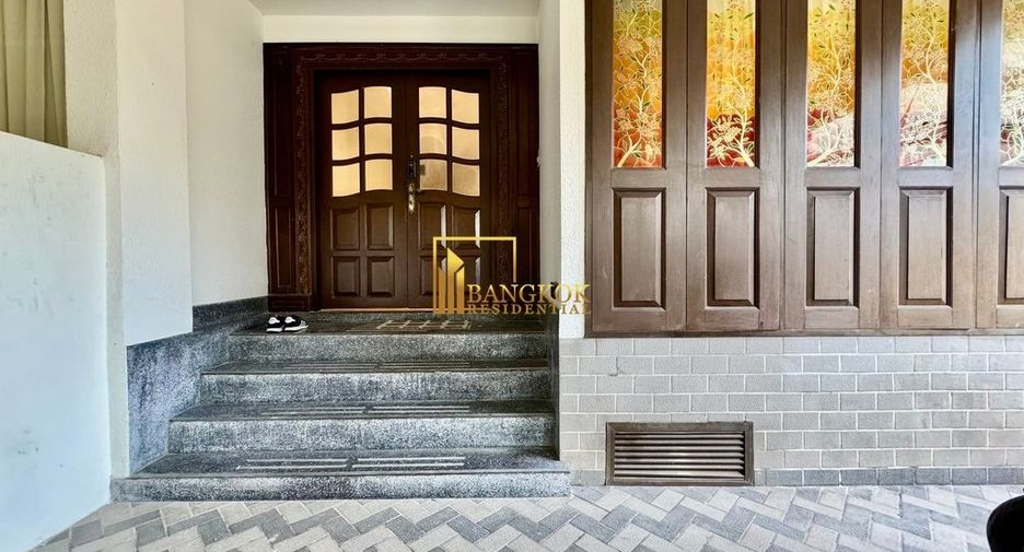 For rent 3 bedrooms townhouse in Phra Khanong, Bangkok