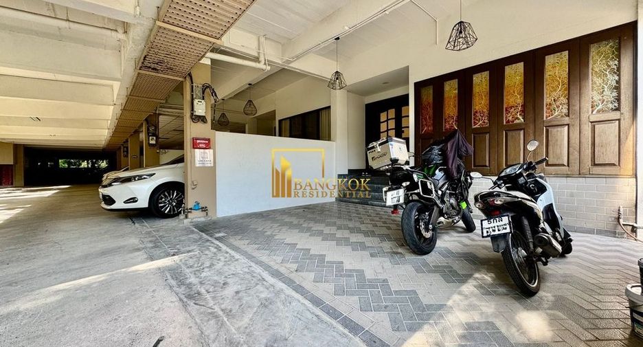 For rent 3 bedrooms townhouse in Phra Khanong, Bangkok