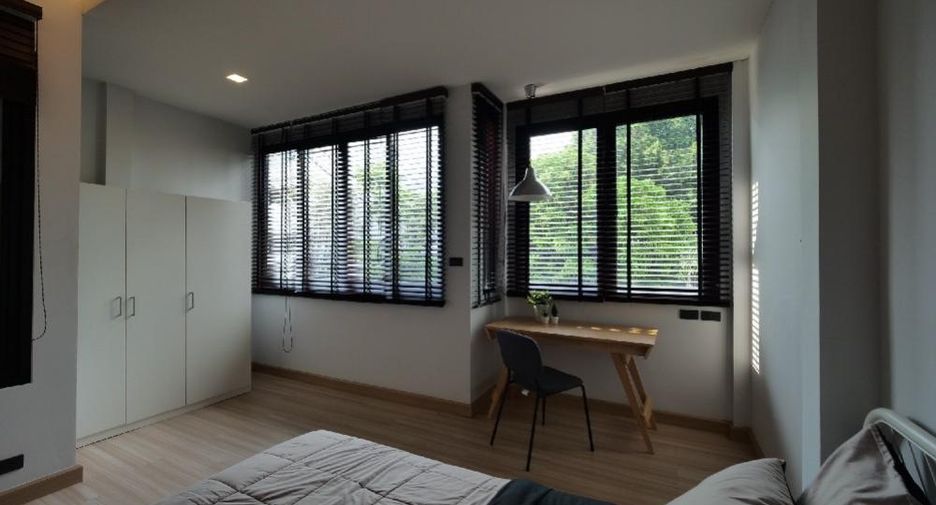 Casa adosada en alquiler de 2 habitaciones en Huai Khwang, Bangkok
