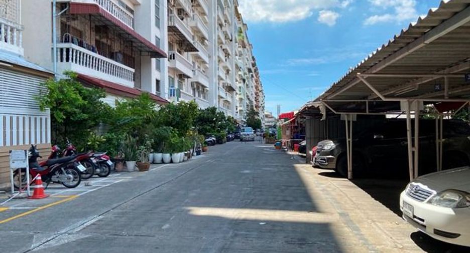 For sale studio condo in Bang Kapi, Bangkok