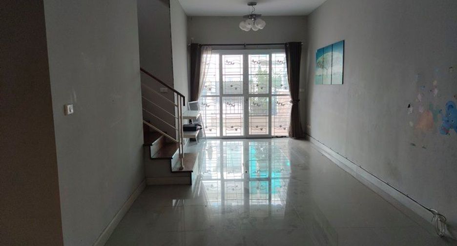 Casa adosada en venta de estudio en Rat Burana, Bangkok