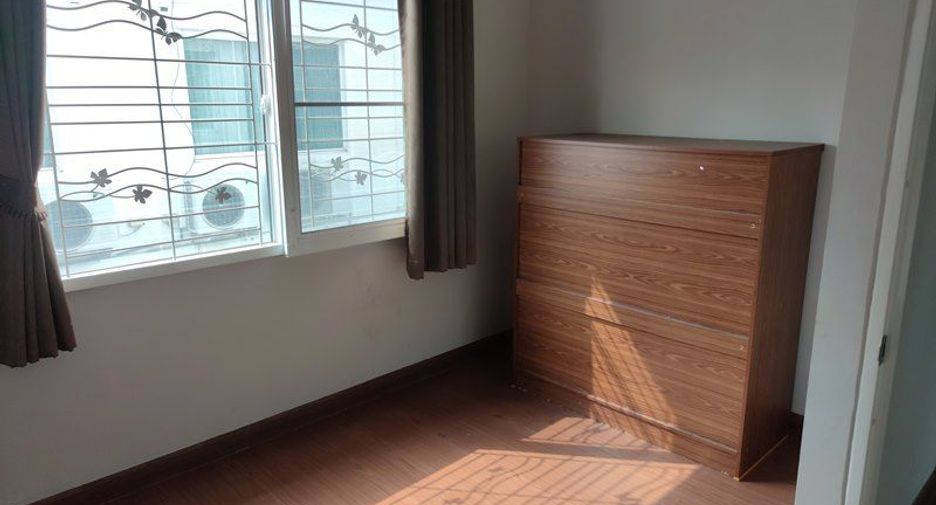 Casa adosada en venta de estudio en Rat Burana, Bangkok