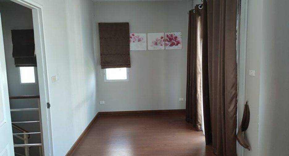 Casa adosada en venta de estudio en Rat Burana, Bangkok