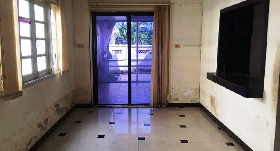 Casa adosada en venta de estudio en Don Mueang, Bangkok