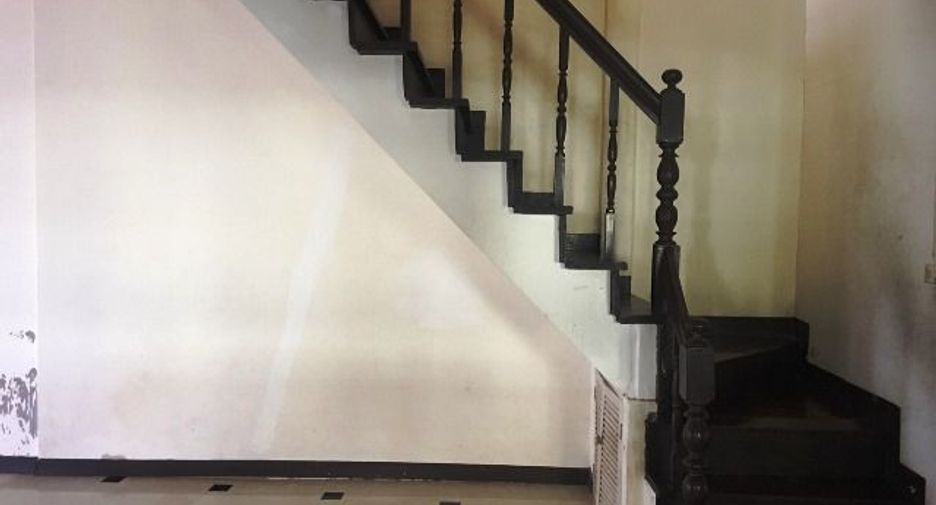 Casa adosada en venta de estudio en Don Mueang, Bangkok