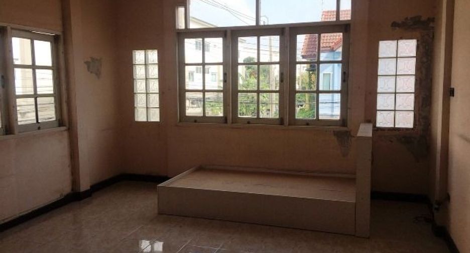 Casa adosada en venta de estudio en Don Mueang, Bangkok