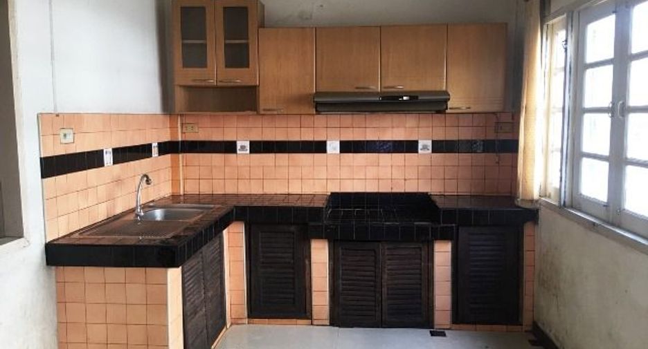 Casa adosada en venta de estudio en Don Mueang, Bangkok