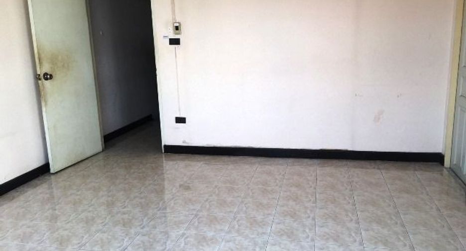 Casa adosada en venta de estudio en Don Mueang, Bangkok