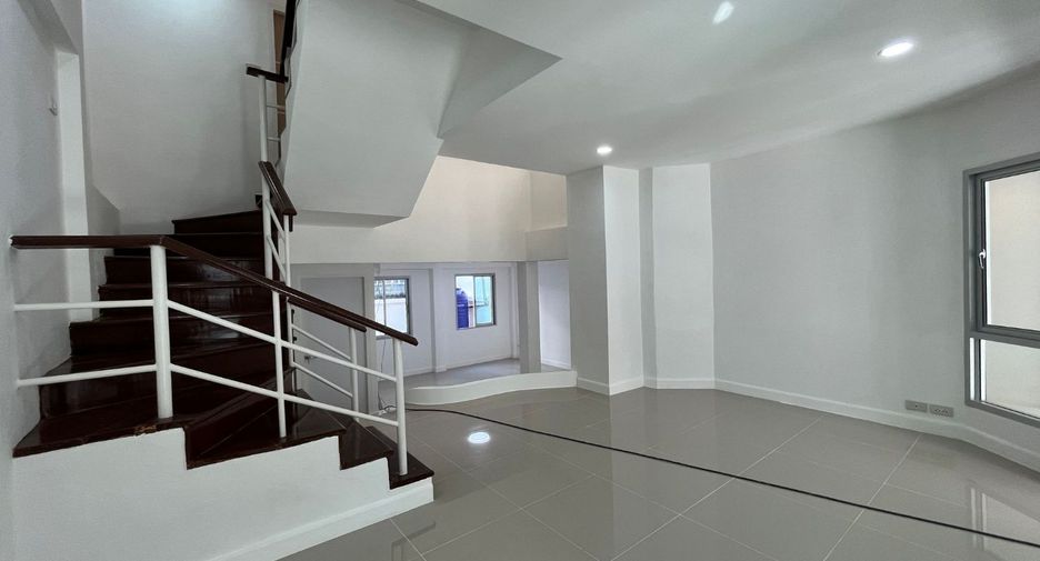 Casa adosada en venta de estudio en Don Mueang, Bangkok