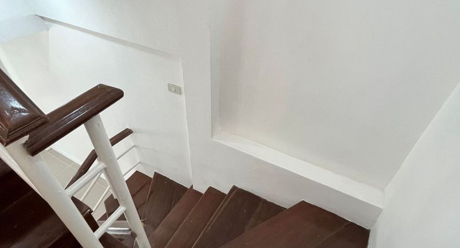 Casa adosada en venta de estudio en Don Mueang, Bangkok