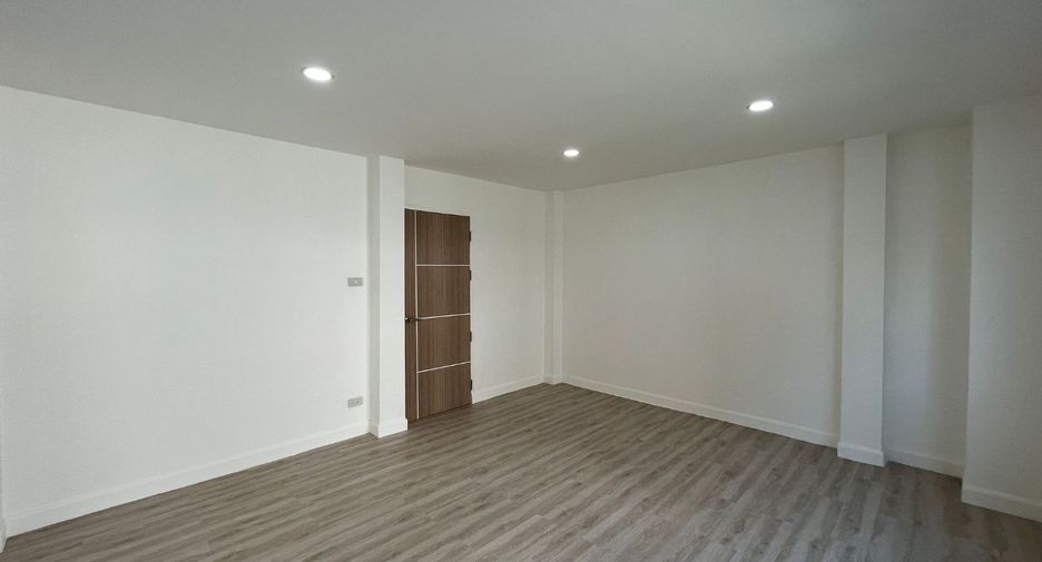 Casa adosada en venta de estudio en Don Mueang, Bangkok