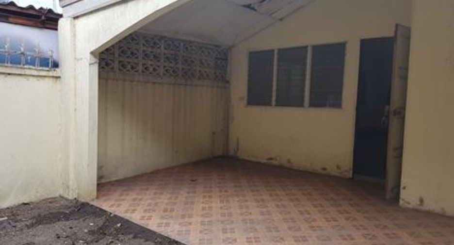 Casa adosada en venta de estudio en Bang Khen, Bangkok
