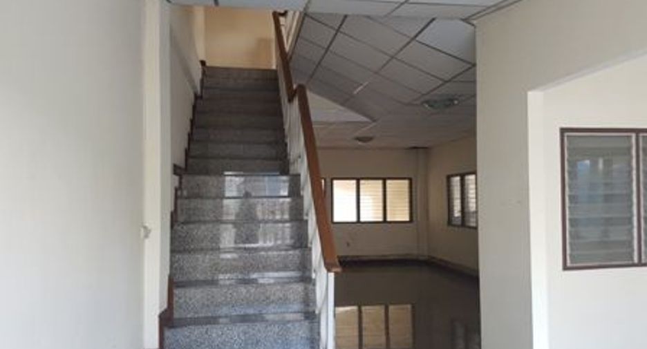 Casa adosada en venta de estudio en Bang Khen, Bangkok