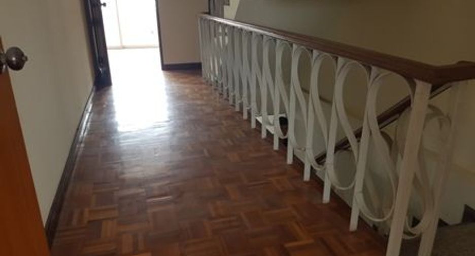 Casa adosada en venta de estudio en Bang Khen, Bangkok