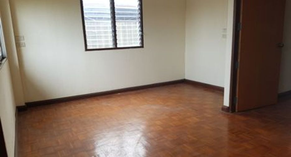 Casa adosada en venta de estudio en Bang Khen, Bangkok