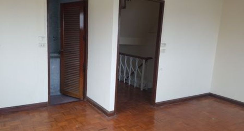 Casa adosada en venta de estudio en Bang Khen, Bangkok