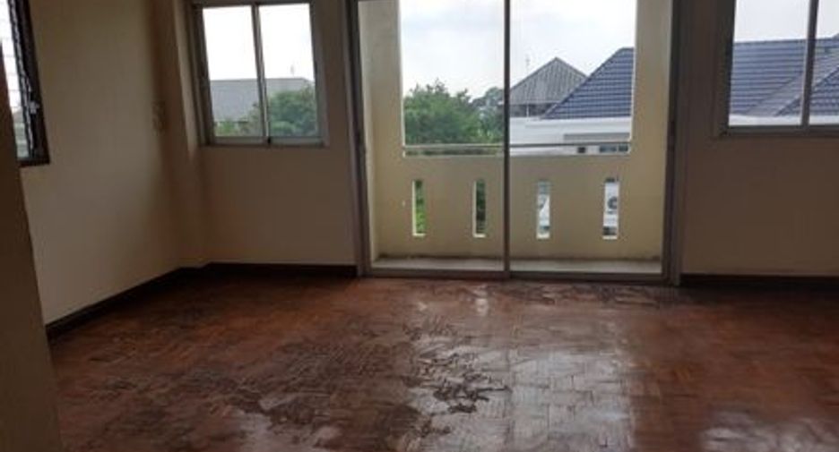 Casa adosada en venta de estudio en Bang Khen, Bangkok