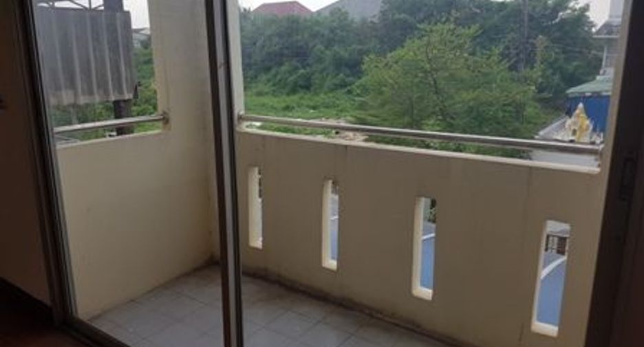 Casa adosada en venta de estudio en Bang Khen, Bangkok