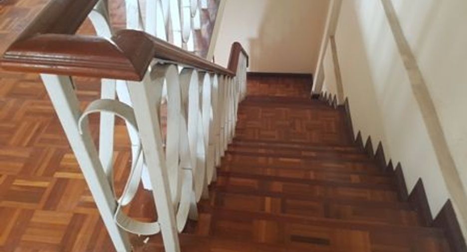 Casa adosada en venta de estudio en Bang Khen, Bangkok
