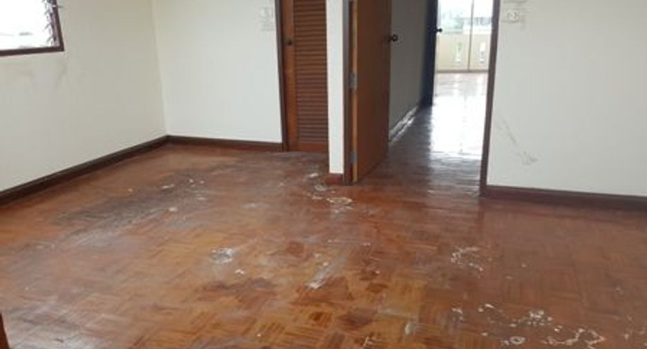 Casa adosada en venta de estudio en Bang Khen, Bangkok