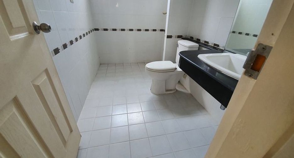 À vendre studio maison de ville à Bang Khun Thian, Bangkok