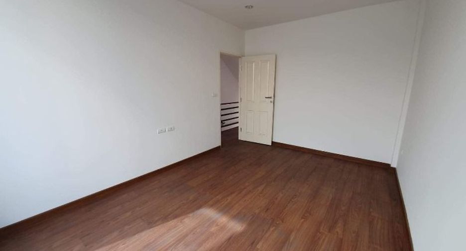 À vendre studio maison de ville à Bang Khun Thian, Bangkok