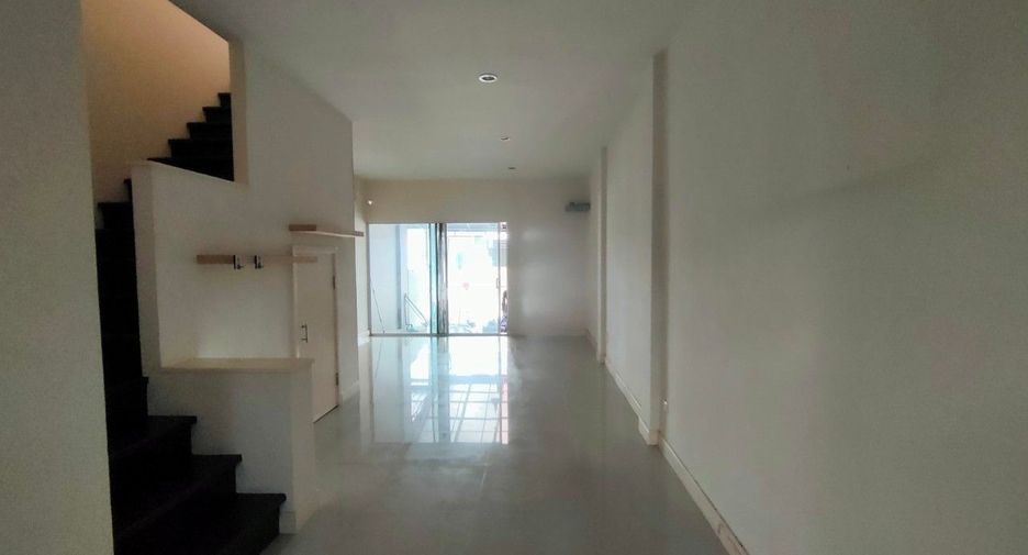 Casa adosada en venta de estudio en Lat Krabang, Bangkok