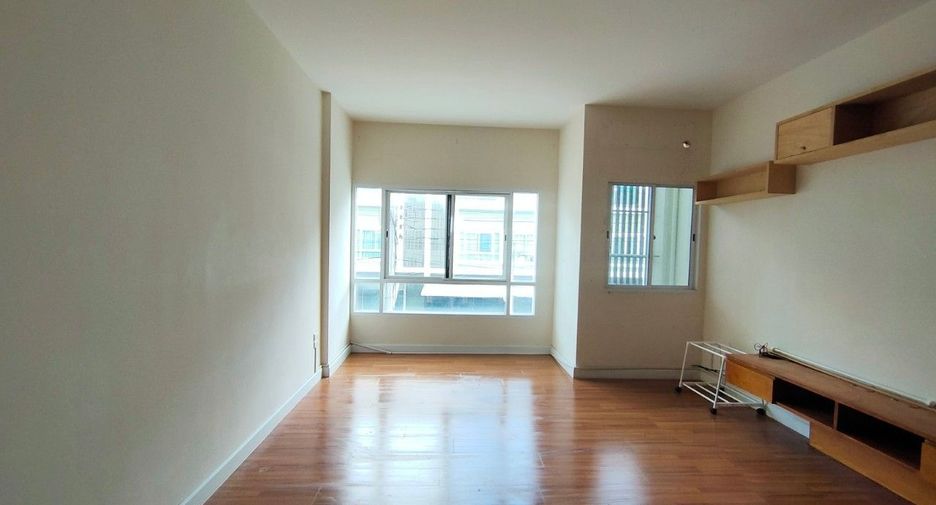 Casa adosada en venta de estudio en Lat Krabang, Bangkok