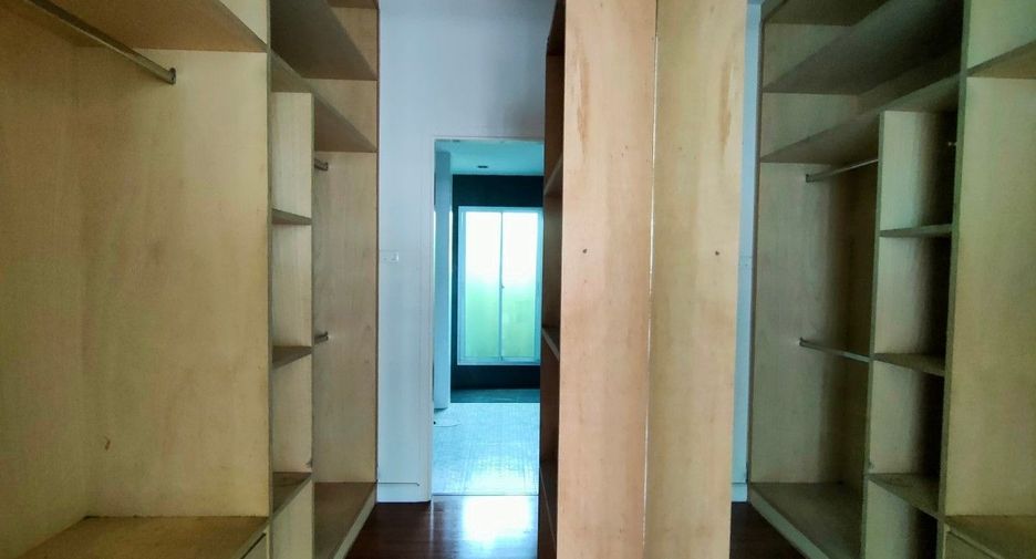Casa adosada en venta de estudio en Lat Krabang, Bangkok