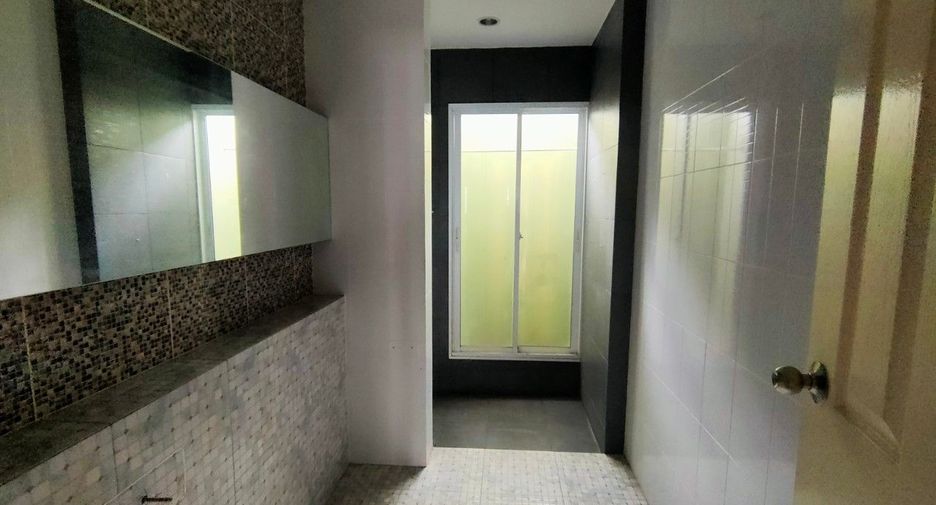 Casa adosada en venta de estudio en Lat Krabang, Bangkok