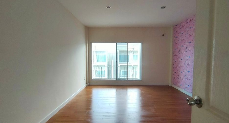 Casa adosada en venta de estudio en Lat Krabang, Bangkok
