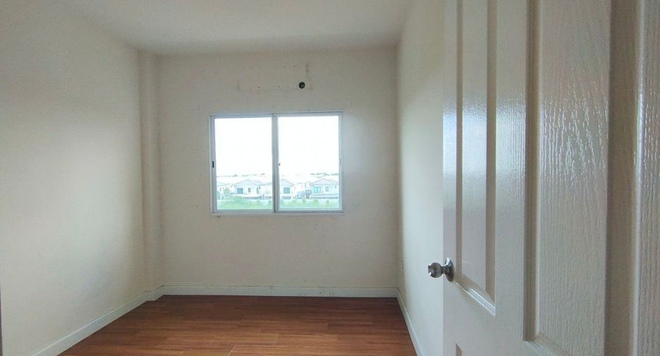 Casa adosada en venta de estudio en Lat Krabang, Bangkok