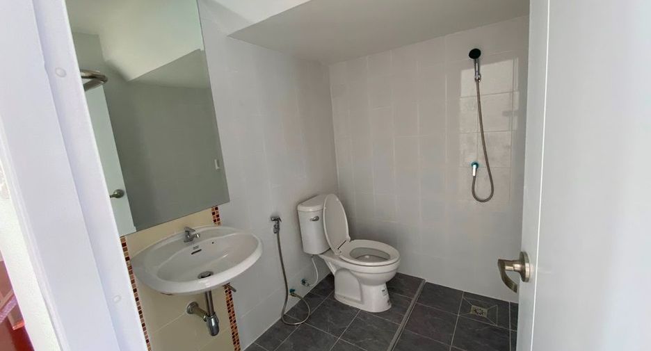 For sale studio townhouse in Lat Krabang, Bangkok