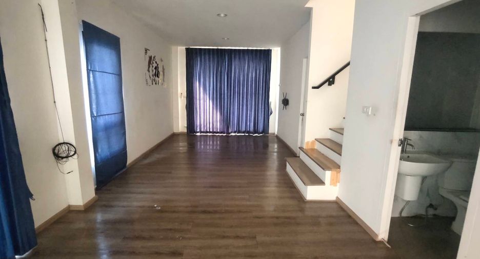 Casa adosada en venta de estudio en Bang Khun Thian, Bangkok