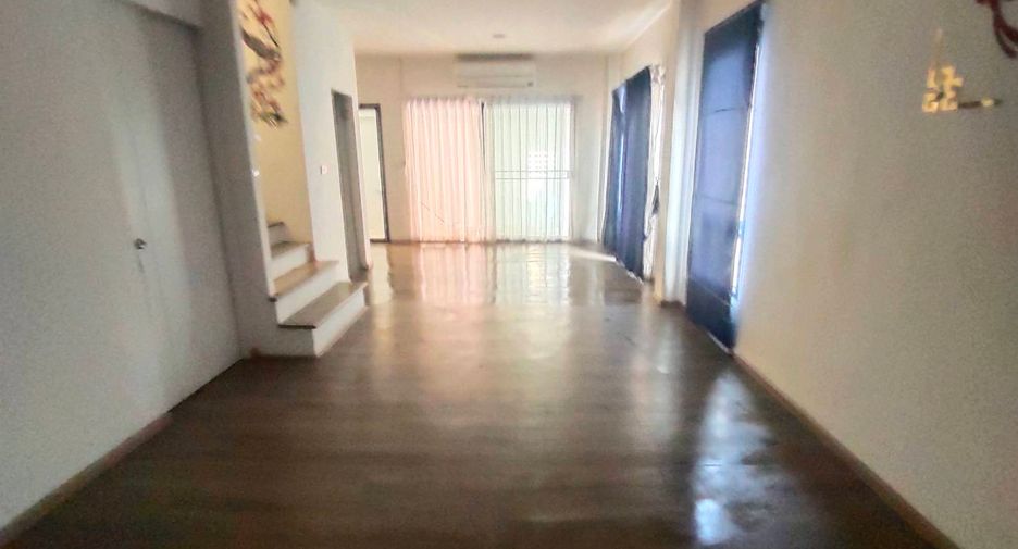 Casa adosada en venta de estudio en Bang Khun Thian, Bangkok