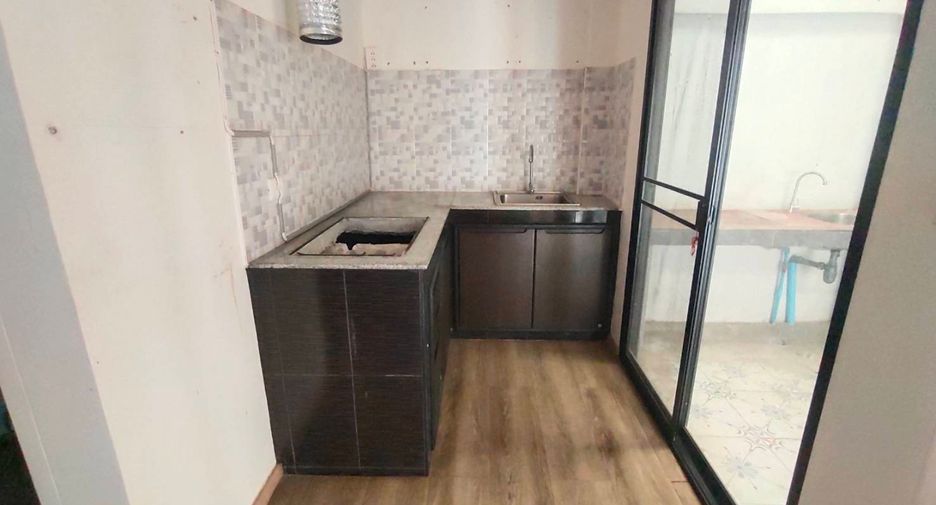 Casa adosada en venta de estudio en Bang Khun Thian, Bangkok