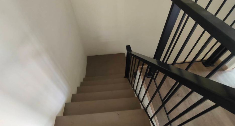 Casa adosada en venta de estudio en Bang Khun Thian, Bangkok