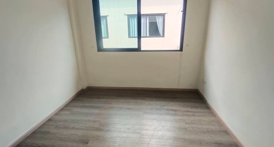Casa adosada en venta de estudio en Bang Khun Thian, Bangkok