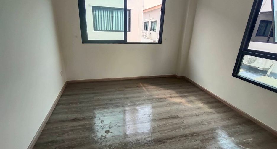 Casa adosada en venta de estudio en Bang Khun Thian, Bangkok