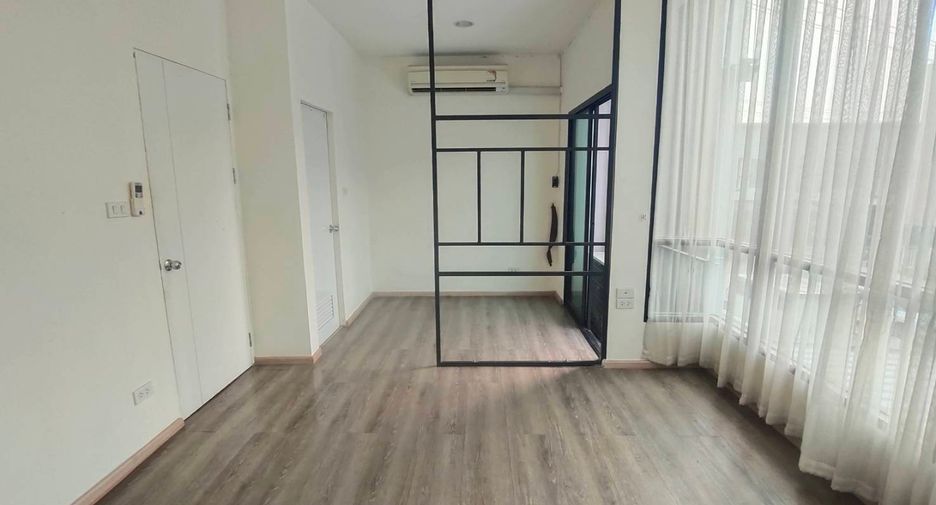 Casa adosada en venta de estudio en Bang Khun Thian, Bangkok
