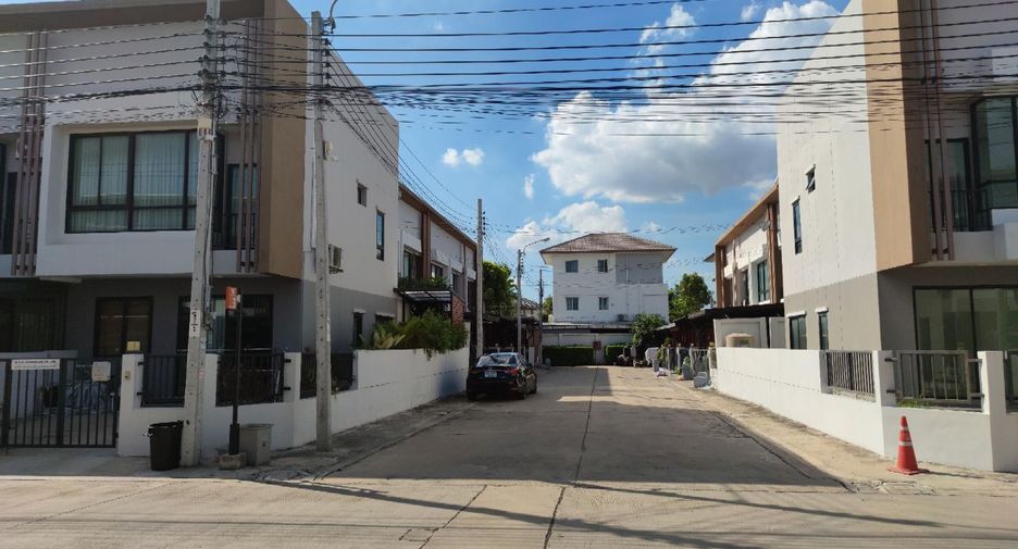 Casa adosada en venta de estudio en Bang Khun Thian, Bangkok