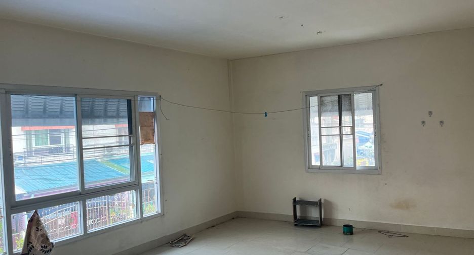 Casa adosada en venta de estudio en Don Mueang, Bangkok