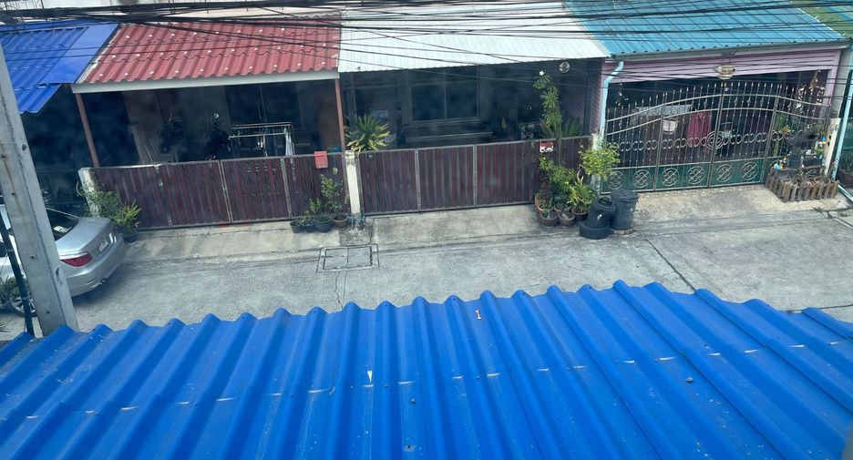 Casa adosada en venta de estudio en Don Mueang, Bangkok